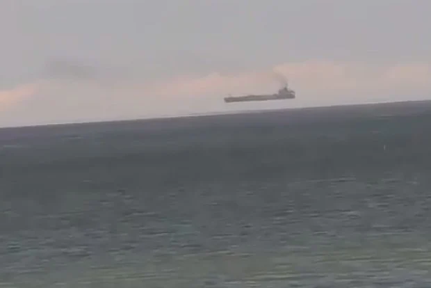 Над Азовским морем обнаружены летающие корабли, но это не сбой матрицы, а редкое оптическое явление фата-моргана Над Азовским морем обнаружены летающие корабли, но это не сбой матрицы, а редкое оптическое явление фата-моргана