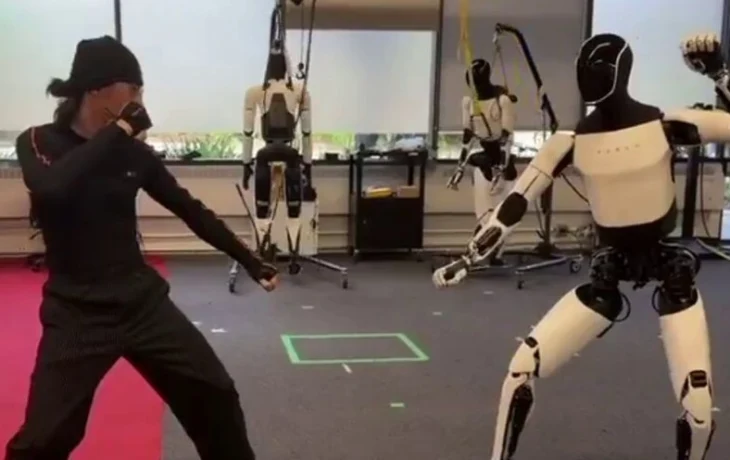 Илон Маск закастомил робота и обучил его основам кунг-фу, а также язвительной иронии Илон Маск закастомил робота и обучил его основам кунг-фу, а также язвительной иронии