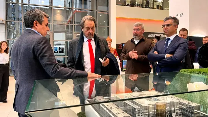 Эррол Маск нашел замену Илону: отец миллиардера зачастил в Казань за чак-чаком и IT-гениями Эррол Маск нашел замену Илону: отец миллиардера зачастил в Казань за чак-чаком и IT-гениями